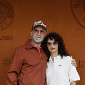 Eric Cantona et sa femme Rachida Brakni lors des Internationaux de France de Tennis de Roland Garros 2025, à Paris, France, le 7 juin 2025.

© Cyril Moreau / Bestimage