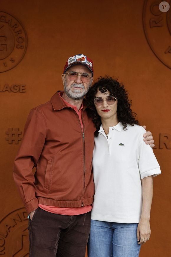Eric Cantona et sa femme Rachida Brakni lors des Internationaux de France de Tennis de Roland Garros 2025, à Paris, France, le 7 juin 2025.

© Cyril Moreau / Bestimage