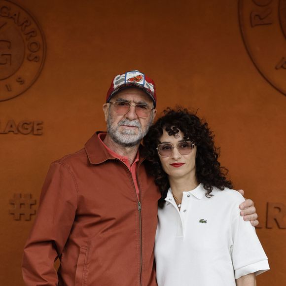 Eric Cantona et sa femme Rachida Brakni lors des Internationaux de France de Tennis de Roland Garros 2025, à Paris, France, le 7 juin 2025.

© Cyril Moreau / Bestimage