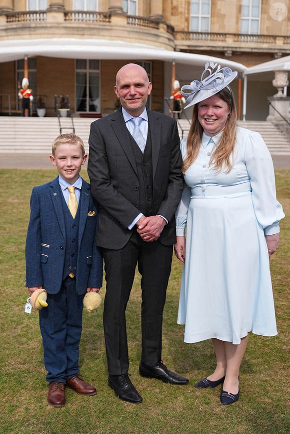 La famille de Liz Hatton, sa mère Vicky Robayna, son père Aaron et son frère Mateo. Liz Hatton, militante contre le cancer et prodige de la photographie originaire de Harrogate, est décédée à l'âge de 17 ans en novembre 2024 d'un cancer rare et en grande partie incurable, lors d'une fête royale au palais de Buckingham, à Londres.