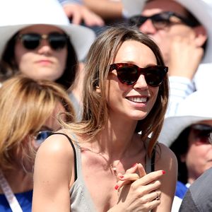 C'est loin du tumulte parisien, au Cap Ferret, que l'actrice a choisi de se ressourcer. Ce havre de paix lui offre sérénité et calme, pour traverser ce deuil et protéger les siens.

Laura Smet et son compagnon Raphaël dans les tribunes lors du tournoi de tennis de Roland Garros à Paris le 3 juin 2015.

©BestImage