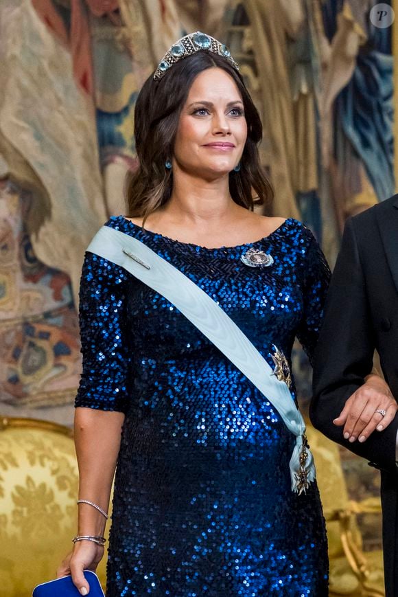 Enceinte de son quatrième enfant, la maman de trois garçons était radieuse avec cette robe bleue qui mettait on ne peut plus en valeur son ventre déjà bien arrondi. 

La princesse Sofia (enceinte) - Arrivée de la famille royale de Suède au dîner en l'honneur des lauréats du Prix Nobel 2024 au palais royal de Stockholm. Le 11 décembre 2024