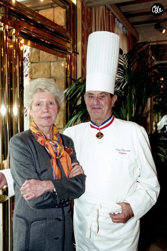 Archives - Paul Bocuse et sa femme Simone dans leur restaurant a Collonges-au-Mont-d'Or. Le 2 decembre 2001 JEAN-CLAUDE WOESTELANDT / BESTIMAGE