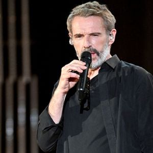 Lambert Wilson lors de l'enregistrement de l'émission "Cannes chante le Cinéma" sur la célèbre plage Macé de Cannes, le 25 mai 2023 lors de la 76ème édition du Festival de Cannes le 25 mai 2023. © Bruno Bebert-Tiziano da Silva/Bestimage