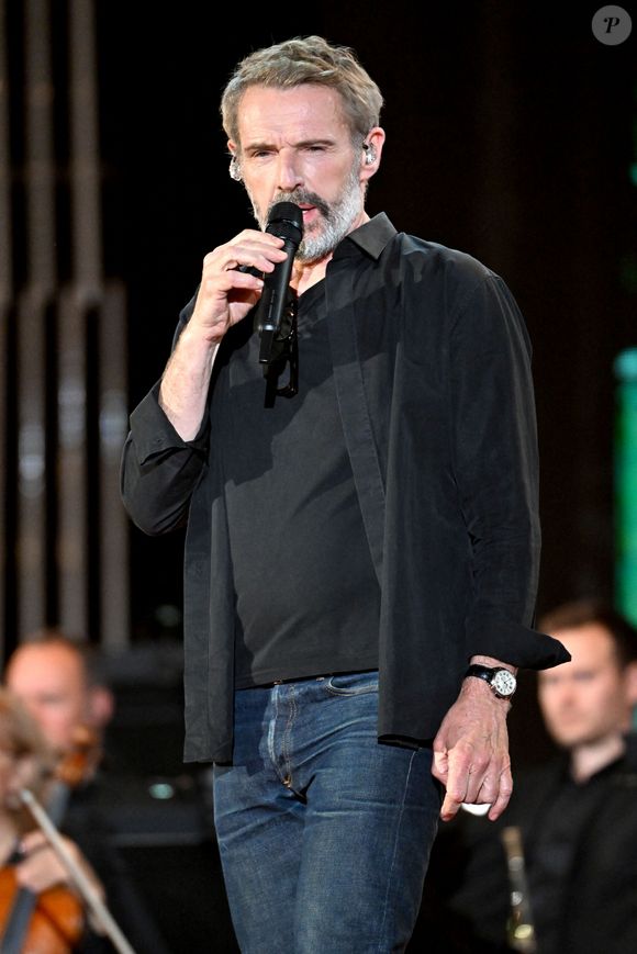 Lambert Wilson lors de l'enregistrement de l'émission "Cannes chante le Cinéma" sur la célèbre plage Macé de Cannes, le 25 mai 2023 lors de la 76ème édition du Festival de Cannes le 25 mai 2023. © Bruno Bebert-Tiziano da Silva/Bestimage