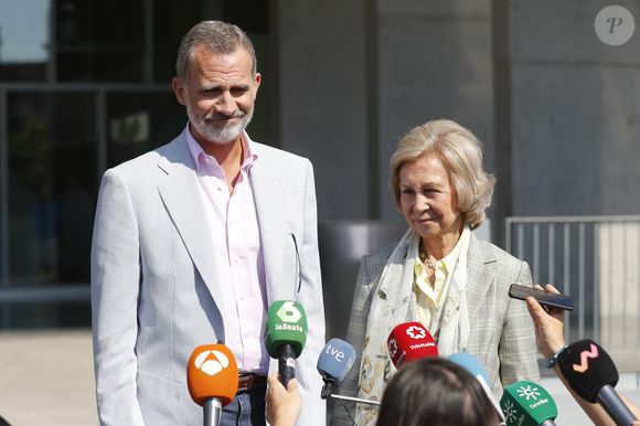 Le roi Felipe VI d'Espagne, la reine Sofia - La famille royale d'Espagne passe à l'hôpital universitaire Quirónsalud de Pozuelo de Alarcón de Madrid pour rendre visite à Juan Carlos 1er, opéré du coeur le 24 août 2019. (GTRES / BESTIMAGE).