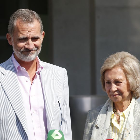 Le roi Felipe VI d'Espagne, la reine Sofia - La famille royale d'Espagne passe à l'hôpital universitaire Quirónsalud de Pozuelo de Alarcón de Madrid pour rendre visite à Juan Carlos 1er, opéré du coeur le 24 août 2019. (GTRES / BESTIMAGE).