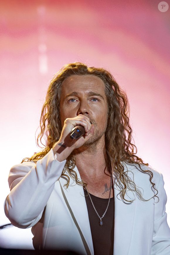 Julien Doré en concert au festival du Printemps de Pérouges au Château de Saint-Maurice-de-Rémens, le 25 juin 2025. Crédit Sandrine Thesillat / PsNewZ / Bestimage