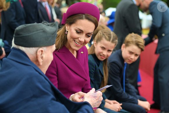 La tradition a donc été respectée à un détail près

Catherine (Kate) Middleton, princesse de Galles - La famille royale britannique assiste aux célébrations du 80ème anniversaire de la fin de la Seconde guerre mondiale (VE Day) à Londres le 5 mai 2025. ALPHA AGENCY / BESTIMAGE