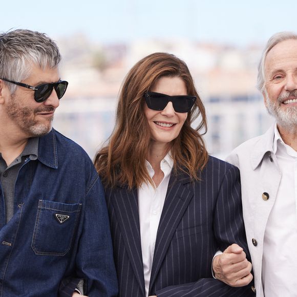 Le réalisateur Christophe Honoré, Chiara Mastroianni, Fabrice Luchini - Photocall du film "Marcello Mio" (Compétition) lors du 77ème Festival International du Film de Cannes (14 - 25 mai 2024), le 22 mai 2024. 
© Moreau / Jacovides / Bestimage