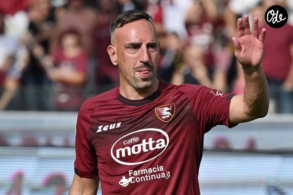 Franck Ribery, en larmes, fait ses adieux au public lors de son dernier match à Salerne, le 22 octobre 2022. Image Sport /Panoramic / Bestimage