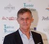 Pierre Deny est décédé à l’âge de 69 ans des suites de la maladie de Charcot.

 Pierre Deny - Photocall - L'escapade des Stars au Radisson Blu Palace à Djerba.  
© Philippe Doignon / Bestimage