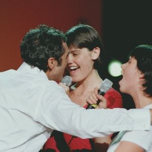 En 1991, Julien Clerc a adopté Angèle.

Julien Clerc avec ses filles en 1997 à Paris. © Bestimage