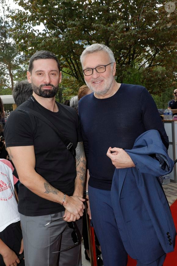 De quoi donner l'idée à Laurent Ruquier de blaguer sur son ex.

Exclusif - Hugo Manos et son compagnon Laurent Ruquier 
I - Inauguration de la place Line Renaud a Rueil-Malmaison le 22 Juin 2024.
© Jlppa / Bestimage