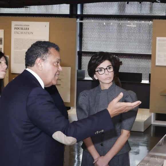 Désormais, grâce au soutien de Marc Ladreit de Lacharrière, ce ne sont plus une, mais deux expositions qui seront présentés chaque année au sein du musée, dans la galerie qui porte son nom, se réjouissent les services du ministère de la Culture, dans un communiqué.

Signature de la 2ème convention entre Fimalac et le Musée du Quai Branly, en présence de Marc Ladreit de Lacharrière, Rachida Dati et Emmanuel Kasarhérou, Paris, France, le 28 fevrier 2025. Jack Tribeca / Bestimage