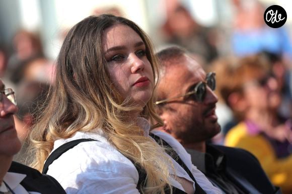 Une façon pour Milla de prolonger le combat et l'héritage de sa mère.

Milla Savarese, la fille unique d'E.Dequenne - 300 personnes réunies pour rendre hommage à Emilie Dequenne dans sa ville de Chièvres (Belgique), le 9 avril 2025, quelques semaines après son décès prématuré, survenu le 16 mars 2025.

Photonews / Bestimage