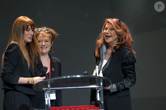 Julie Pietri lors de la soirée de remise des prix Dapat 2025 au Théâtre du Rond Point à Paris le 24 mars 2025.
© Rachid Bellak / Bestimage