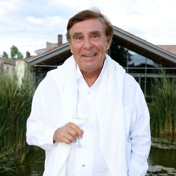 Exclusif - Jean-Pierre Foucault au Château Duhart-Milon à Pauillac en Gironde, le 11 juillet 2024. - Festival International du Film en Médoc " Les Vendanges du 7ème Art" à Pauillac. © Jean-Marc Lhomer/Bestimage