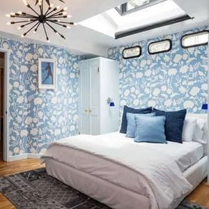 Il s'agit d'un superbe manoir de 622 mètres carrés, notamment composé de six chambres et sept salles de bains.

Lady Gaga vend sa maison de Los Angeles à Elizabeth Lizzy Jagger pour 6,5 millions de dollars. Anciennement acquise par F.Zappa, la propriété, composée de six chambres et cinq salles de bains, avait été achetée environ 5,3 millions de dollars par la chanteuse et actrice en 2016. Le 19 novembre 2021.
Backgrid UK/ Bestimage