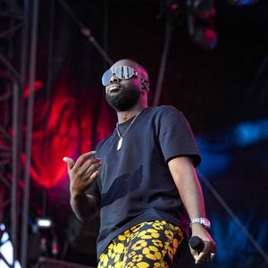 Gims en concert au festival le Printemps de Pérouges au Château de Saint-Maurice-de-Rémens (01) le 27 juin 2025. Photo Sandrine Thesillat / PsNewZ