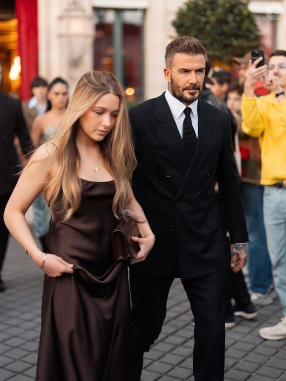 David Beckham et sa fille Harper Seven sortent de l'hôtel La Réserve Paris - Hotel and Spa pour se rendre au défilé de Victoria en marge de la Fashion Week de Paris (PFW), à Paris, France, le 7 mars 2025. © Tiziano da Silva/Bestimage