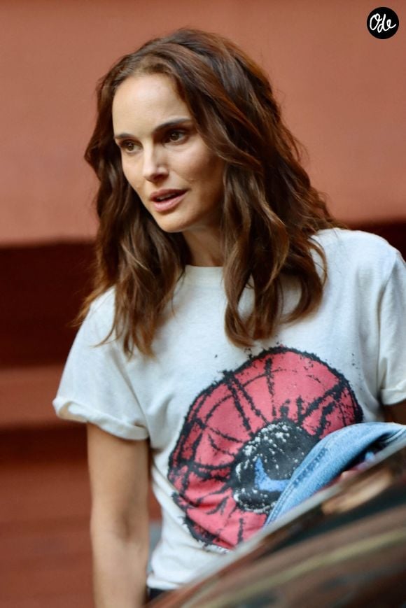 New York, NY  Actress Natalie Portman is spotted filming scenes for ''Good Sex'' on location in New York.



Pictured: Natalie Portman