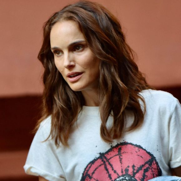 New York, NY  Actress Natalie Portman is spotted filming scenes for ''Good Sex'' on location in New York.



Pictured: Natalie Portman