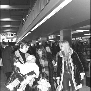 Jean-Jacques Debout, Chantal Goya et leurs enfants, Sylvie Vartan en 1969. © AGENCE / BESTIMAGE