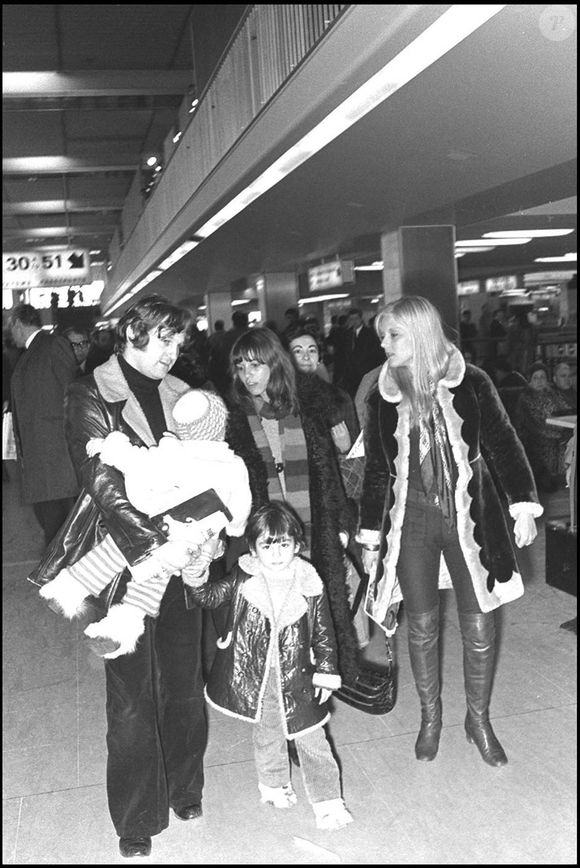 Jean-Jacques Debout, Chantal Goya et leurs enfants, Sylvie Vartan en 1969. © AGENCE / BESTIMAGE