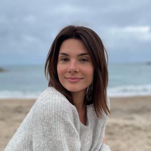 "On est pacsés", peut-on lire en légende d'un cliché qui dévoile les papiers administratifs de leur union

Alice Detollenaere, Instagram