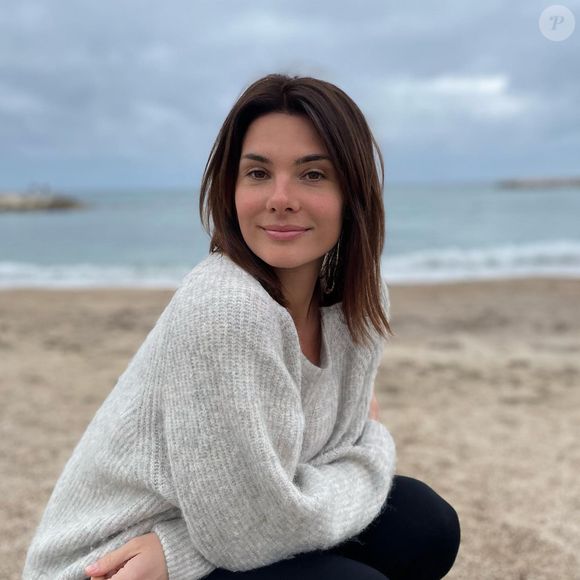 "On est pacsés", peut-on lire en légende d'un cliché qui dévoile les papiers administratifs de leur union

Alice Detollenaere, Instagram