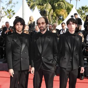 Thomas Bangalter (Daft Punk) et ses fils Tara-Jay et Roxan lors de la montée des marches du film "Amour Ouf" lors du 77ème Festival International du Film de Cannes (14 - 25 mai 2024), le 23 mai 2024. SGP / BESTIMAGE