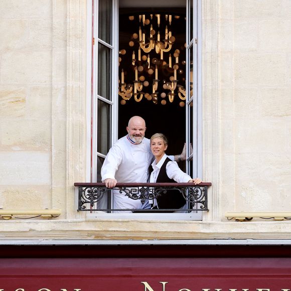 Au quotidien, il file le parfait amour avec sa femme Dominique.

Exclusif - Le célèbre chef étoilé Philippe Etchebest et sa femme Dominique ouvrent un nouveau restaurant "La maison Nouvelle" dans le quartier très branché des Chartrons à Bordeaux, France, le 21 janvier 2022.  © Fabien Cottereau/Bestimage