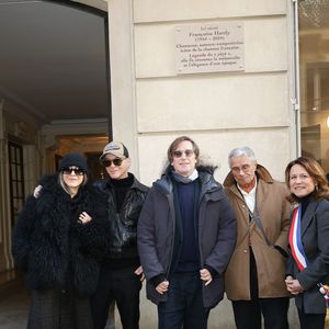 Étienne Daho, Thomas Dutronc, Jean-Marie Périer et Delphine Bürkli (maire du 9ème arrondissement de Paris) - Dévoilement d'une plaque commémorative en hommage à Françoise Hardy (veille de ce qui aurait été le 82ème anniversaire) apposée sur la façade du 24 rue d'Aumale à Paris, France, le 16 janvier 2026, où la chanteuse a vécu son enfance et son adolescence jusqu'à ses premiers succès. En présence des élèves du département théâtre et jazz du Conservatoire municipal Nadia et Lili Boulanger. © Coadic Guirec/Bestimage