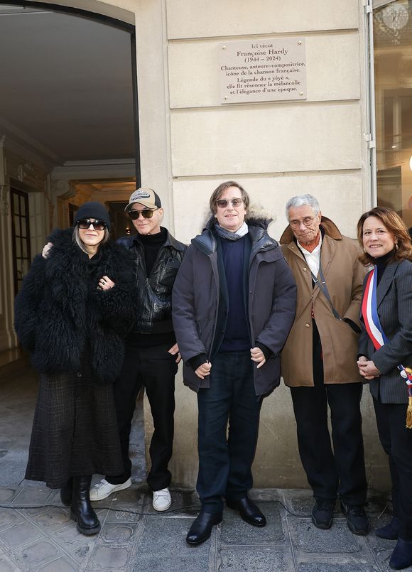 Étienne Daho, Thomas Dutronc, Jean-Marie Périer et Delphine Bürkli (maire du 9ème arrondissement de Paris) - Dévoilement d'une plaque commémorative en hommage à Françoise Hardy (veille de ce qui aurait été le 82ème anniversaire) apposée sur la façade du 24 rue d'Aumale à Paris, France, le 16 janvier 2026, où la chanteuse a vécu son enfance et son adolescence jusqu'à ses premiers succès. En présence des élèves du département théâtre et jazz du Conservatoire municipal Nadia et Lili Boulanger. © Coadic Guirec/Bestimage