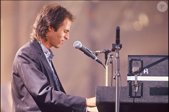 Le patron de l'établissement n'a pas reconnu le chanteur : "Pour moi, c'était un client normal" a-t-il confié à "La Presse de la Manche".

 Jean-Jacques Goldman aux 10 ans de la radio NRJ.

Photo : Agence / Bestimage