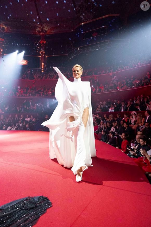 Marc Lavoine rejoint sa compagne Adriana Karembeu après son passage au défilé Stéphane Rolland et lui offre des fleurs le 28 janvier 2026

© Pierre Perusseau / Bestimage