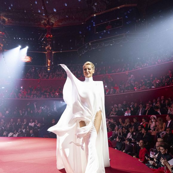 Marc Lavoine rejoint sa compagne Adriana Karembeu après son passage au défilé Stéphane Rolland et lui offre des fleurs le 28 janvier 2026

© Pierre Perusseau / Bestimage