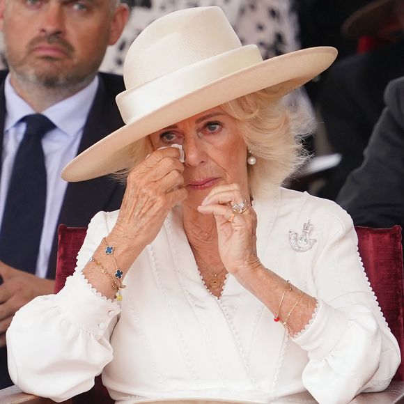 La reine a relaté l’épisode à l’ancien maire de Londres, alors qu’il ouvrait des centres d’accueil pour victimes de viol.

Le roi Charles III d'Angleterre et Camilla Parker Bowles, reine consort d'Angleterre, assistent à la cérémonie du souvenir pour commémorer le 80ème anniversaire du Jour de la Victoire sur le Japon, le 15/08/2025 © Paul Edwards/WPA-Pool/ Julien Burton via Bestimage