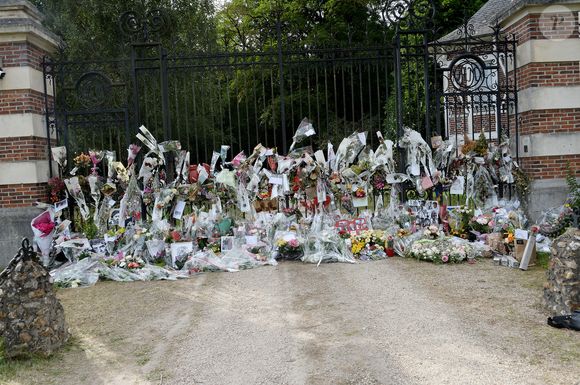 L'acteur s'y est même éteint et a été enterré 
Fleurs et messages déposés par les fans devant la propriété d'Alain Delon à quelques heures des obsèques de l'acteur qui auront lieu dans la chapelle à l'intérieur de sa propriété à Douchy-Montcorbon le 24 août 2024. Agence / Bestimage