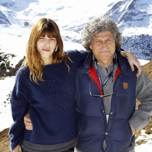 Cet ancien moniteur de ski a fait ses débuts aux côtés de son célèbre frère, en tant qu'assistant du réalisateur, sur le tournage des "Bronzés font du ski" : pendant que son aîné crevait l'écran, Stéphane Clavier, lui, était derrière la caméra.

Lou Doillon et Stéphane Clavier posent lors du 13e Festival du Film de Télévision de Luchon à Luchon, France, le 10 février 2011. Patrick Bernard/ABACAPRESS.COM