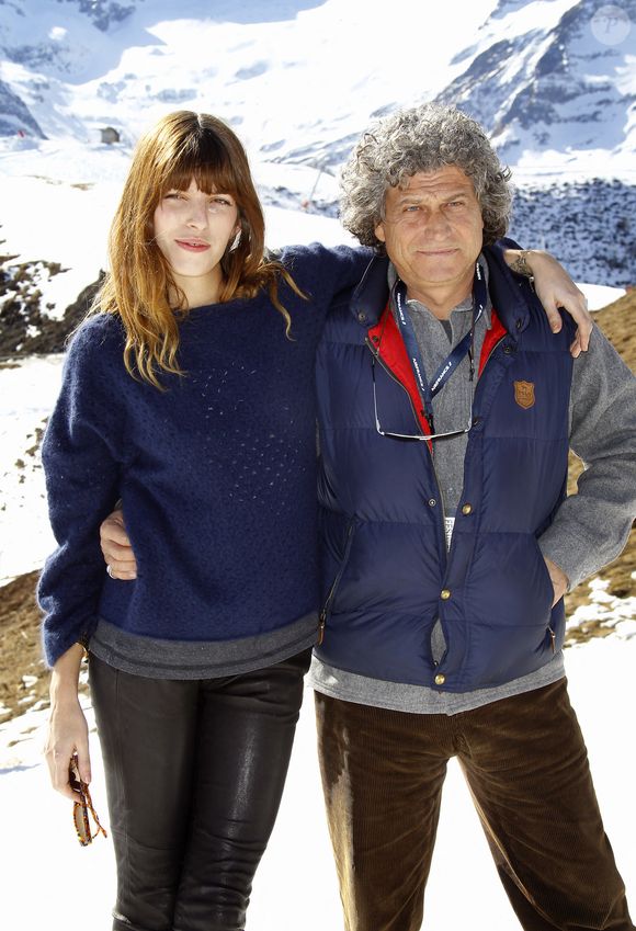 Cet ancien moniteur de ski a fait ses débuts aux côtés de son célèbre frère, en tant qu'assistant du réalisateur, sur le tournage des "Bronzés font du ski" : pendant que son aîné crevait l'écran, Stéphane Clavier, lui, était derrière la caméra.

Lou Doillon et Stéphane Clavier posent lors du 13e Festival du Film de Télévision de Luchon à Luchon, France, le 10 février 2011. Patrick Bernard/ABACAPRESS.COM