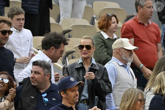 Laeticia Hallyday avec son compagnon Frédéric Suant et Philippe Etchebest dans les tribunes lors des Internationaux de France de Tennis de Roland Garros 2025, à Paris, France, le 26 mai 2025. © Chryslene Caillaud/PsnewZ/Bestimage