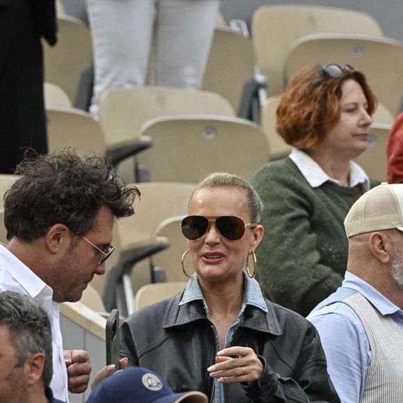 Laeticia Hallyday avec son compagnon Frédéric Suant et Philippe Etchebest dans les tribunes lors des Internationaux de France de Tennis de Roland Garros 2025, à Paris, France, le 26 mai 2025. © Chryslene Caillaud/PsnewZ/Bestimage