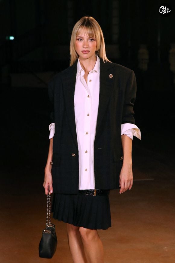 Angèle - Célébrités au Défilé Chanel, Collection Prêt-à-porter Printemps / Eté 2027 dans le cadre de la Fashion Week de Paris, France, le 05 Octobre 2026. © Bertrand Rindoff / Bestimage