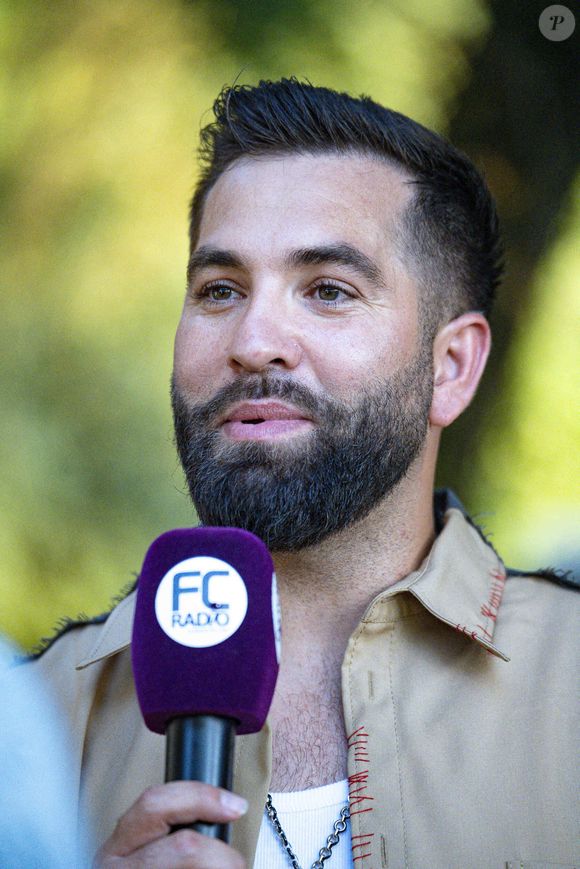 Kendji Girac en concert lors du festival de musique du Printemps de Perouges au Chateau de Saint-Maurice-de-Remens le 29 juin 2025. © Sandrine Thesillat / PsNewZ / Bestimage