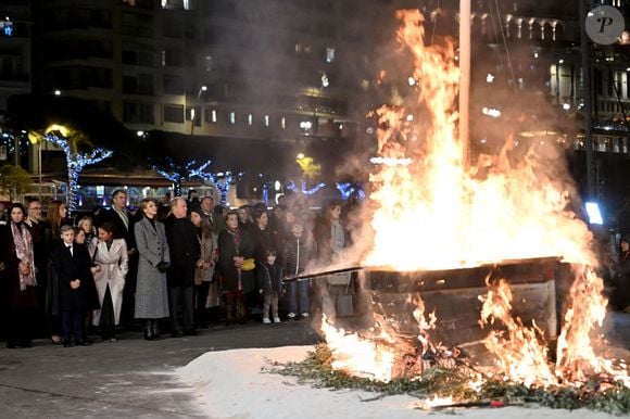 Le prince Albert II de Monaco, sa femme la princesse Charlene de Monaco, leurs enfants le prince héréditaire Jacques, marquis des Baux, la princesse Gabriella, comtesse de Carladès, sont au Quai Antoine 1er au port Hercule pour le traditionel embrasement de la barque. © Bruno Bebert / Bestimage