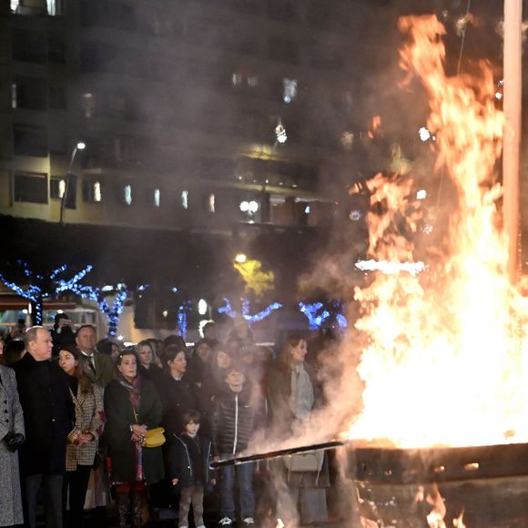 Le prince Albert II de Monaco, sa femme la princesse Charlene de Monaco, leurs enfants le prince héréditaire Jacques, marquis des Baux, la princesse Gabriella, comtesse de Carladès, sont au Quai Antoine 1er au port Hercule pour le traditionel embrasement de la barque. © Bruno Bebert / Bestimage