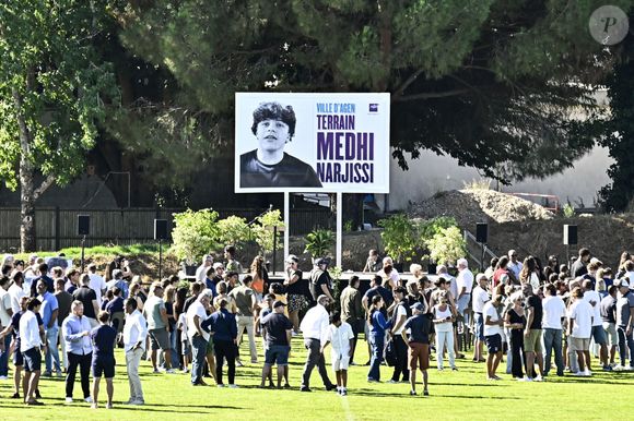La foule sur le terrain qui porte maintenant le nom de Terrain Medhi Narjissi lors de l'inauguration d'un Stade à la mémoire de Medhi Narjissi, disparu il y un an en Afrique du Sud, à Agen, France, le 24 août 2025. © Thierry Breton/Psnewz/Bestimage
