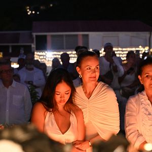 Exclusif - Hommage de Laeticia Hallyday et de sa fille Joy pour le huitième anniversaire de la mort de Johnny Hallyday au cimetière de Lorient sur l'île de Saint-Barthélemy, Antilles françaises, France, le 5 décembre 2025. © Xavier Merchet-Thau/Bestimage Pour infos voir vendeur
